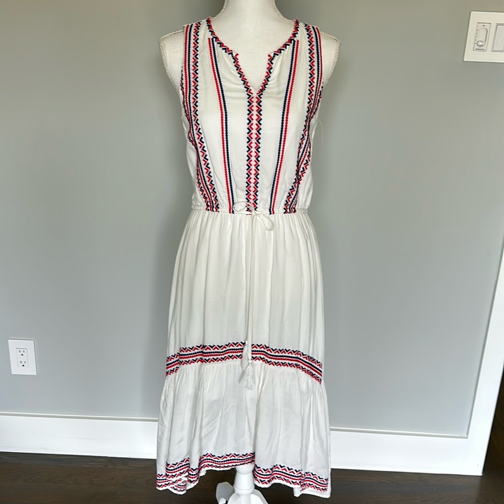 Beautiful White Andrée Dress with Embroidery